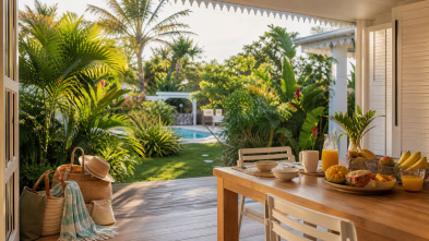 Terrasse lumineuse et jardin tropical au Berceau de Moïse avant une journée de vacances en Guadeloupe.